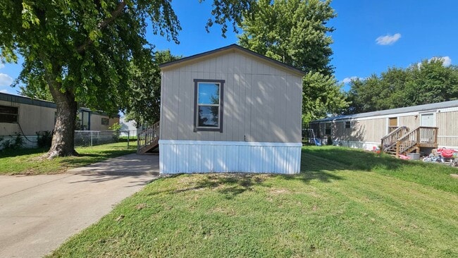 Building Photo - 2124 E Maywood St