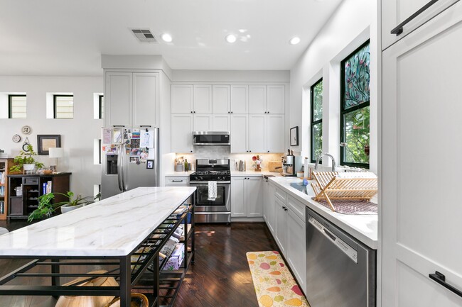 Building Photo - 1807 Dart St