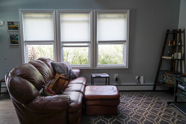 Living room with large front windows - 27 Bayview Ave