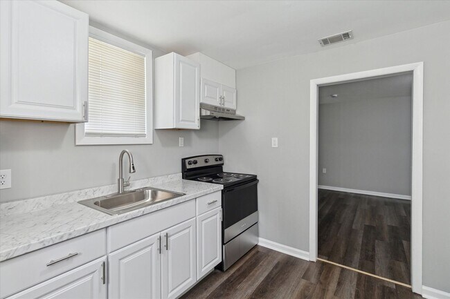 Building Photo - Huge East Savannah 4BR/2BA House For Rent