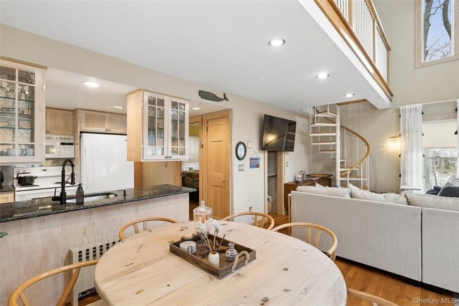 Building Photo - 1050 Pine Ave