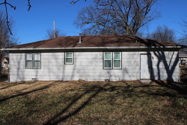 Building Photo - Cozy 2-bedroom, 1-bath home with vanity located in Independence, MO
