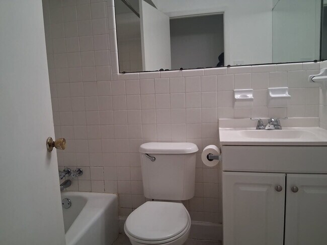 Building Photo - 4529 Lasalle Dr