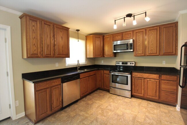 Building Photo - (Coming Soon) Cute 3 bedroom Brick Ranch in Unionville!