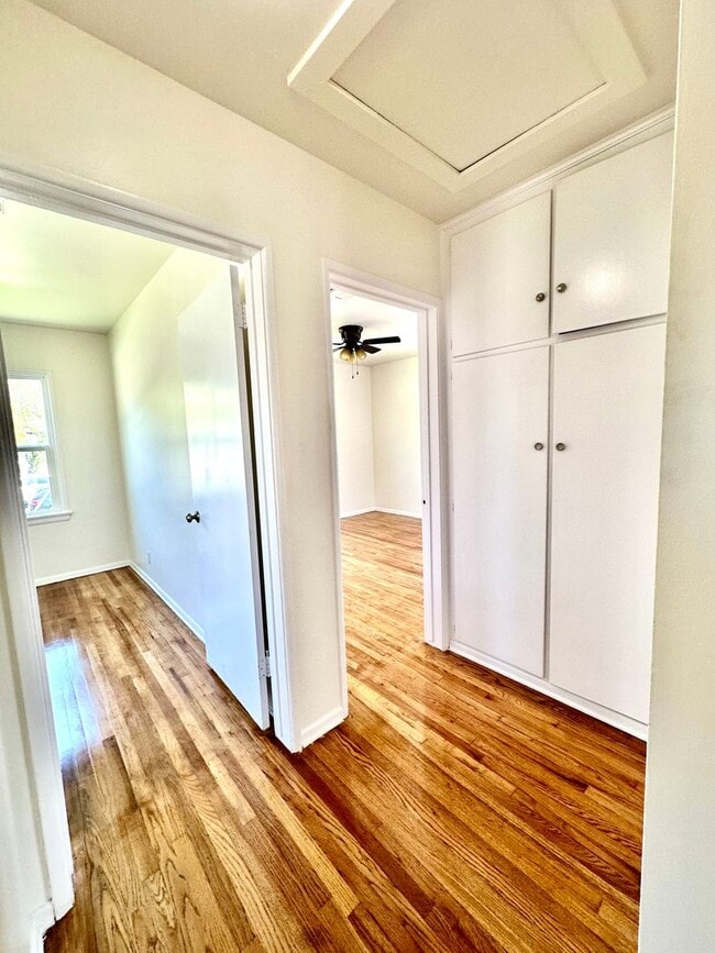 Building Photo - Single Family Home w/Backyard - 3 Bed/1 Bath