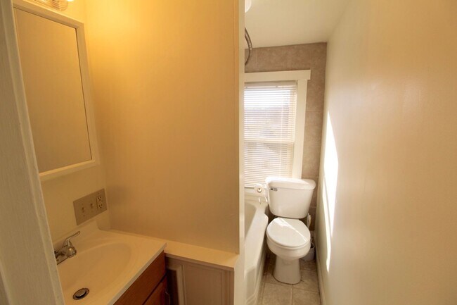 Building Photo - Studio apartment next to EMU for rent! - 1131-A Shenandoah St.