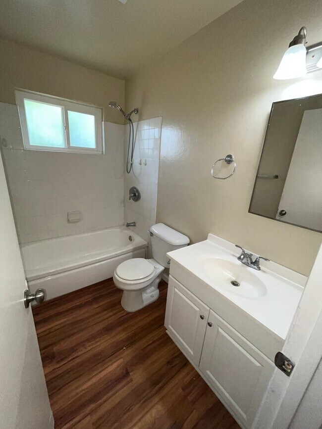 Building Photo - Great 2 BR/1BA /832SF Duplex w/Private 1 C...