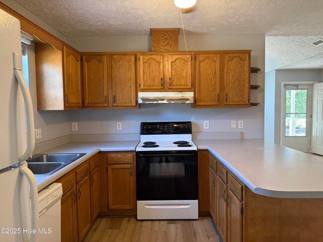 Building Photo - 1308 E Oak Island Dr