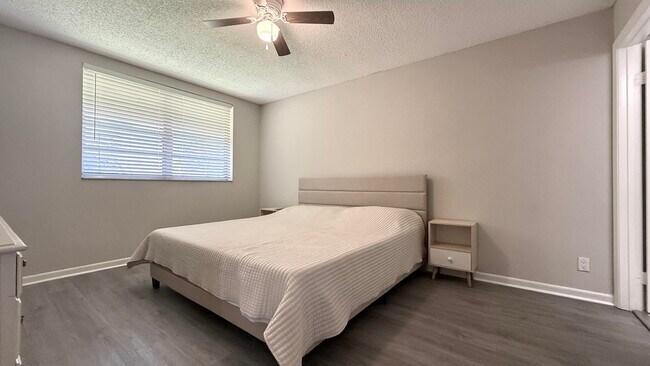 Building Photo - 2925 SW 22nd Ave