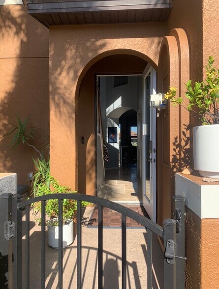 Building Photo - 735 Ventura Dr