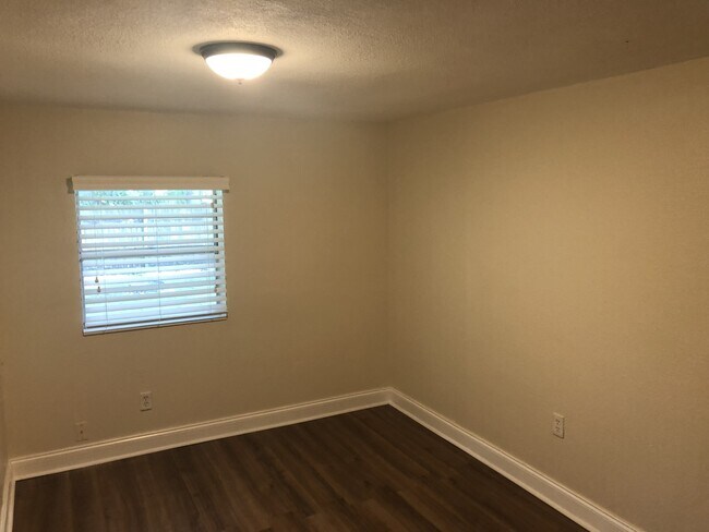 Building Photo - Old West Tampa 4 bedroom Ranch