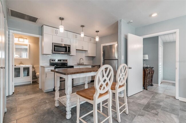 Building Photo - 3611 Anderson Ave