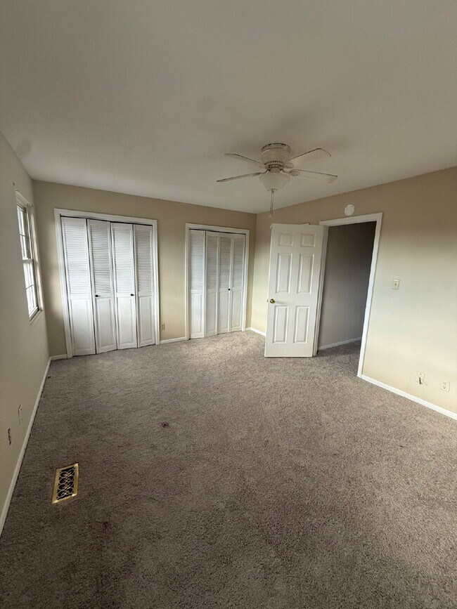 Building Photo - 2 bedroom and 2.5 bathroom townhome available for immediate move in.