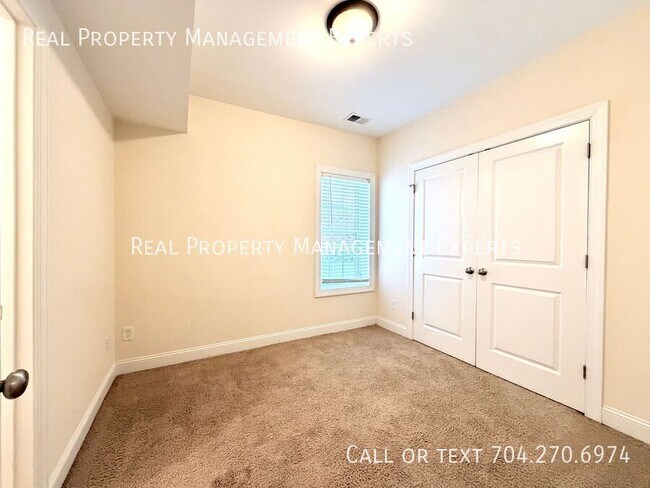 Building Photo - 319 Woodvale Pl