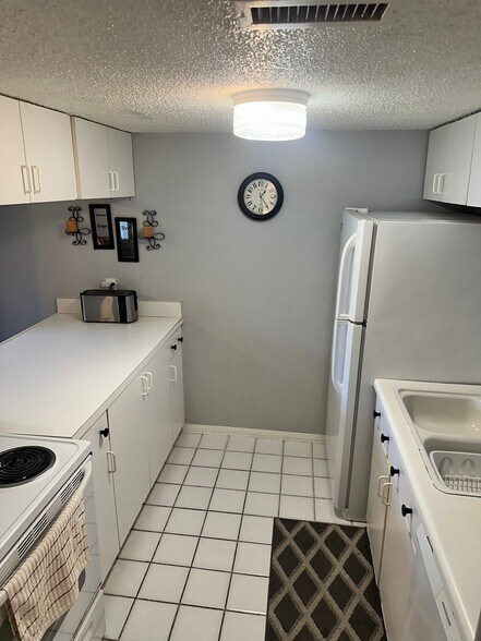 Building Photo - 4215 E Bay Dr