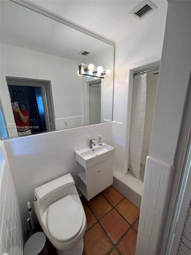 Building Photo - 312 NE 16th Terrace