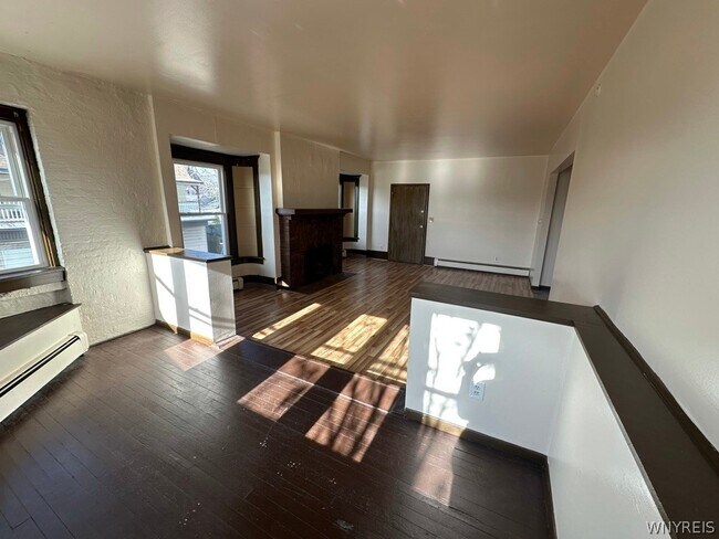 Building Photo - 654 Hertel Ave