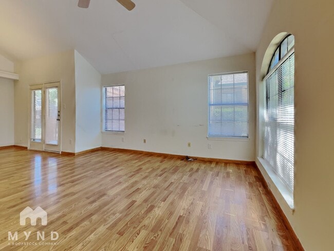 Building Photo - 633 Albrook Dr