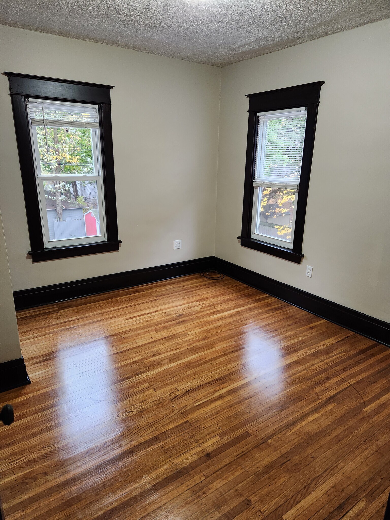 Building Photo - 17 Meriden St