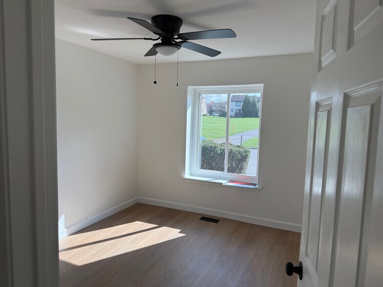 Building Photo - 35 Gena Ct