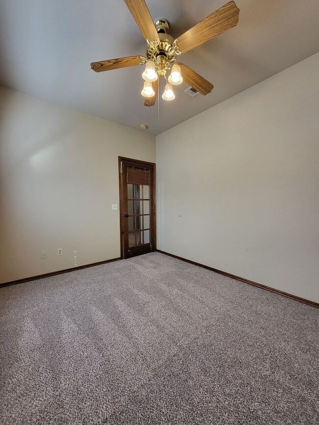 Building Photo - (3) Bed/(2.5) Bath with over 2000sqft in Blanchard Avail NOW!