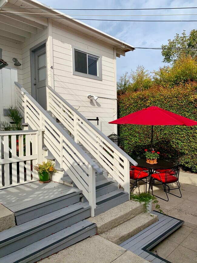 Building Photo - 2528 De La Vina St