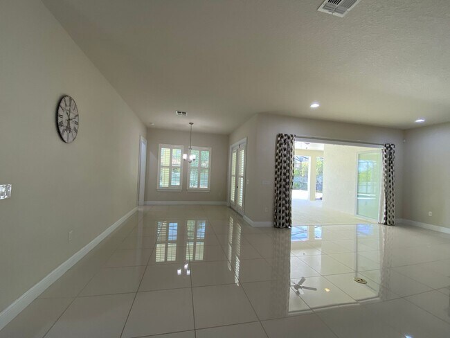 Building Photo - Exquisite 6-Bedroom Estate with Private Po...