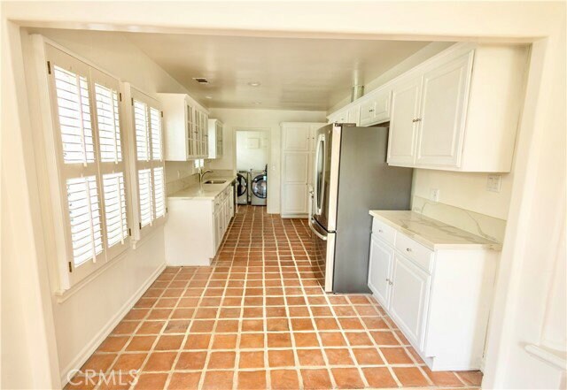 Building Photo - 446 S La Peer Dr
