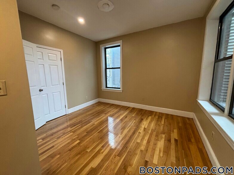 Building Photo - 17 Highgate St