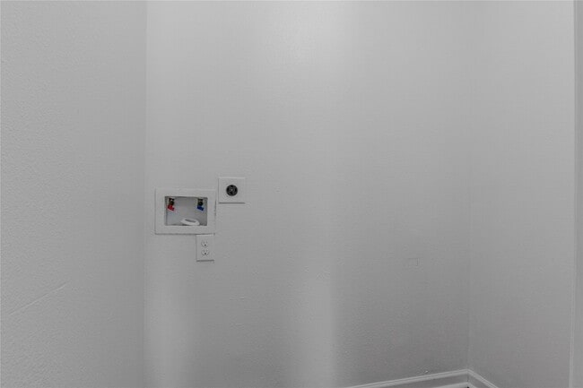 Building Photo - 3621 Mainer St