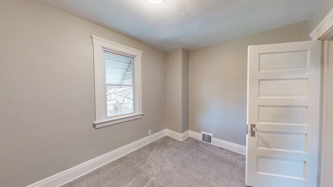 Building Photo - 3 Bed / 1 Bath in Cleveland!