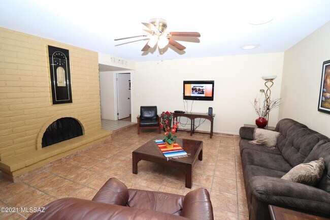 Building Photo - 5602 N Camino Del Sol