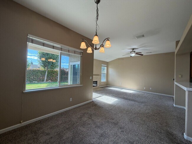 Building Photo - Single story home in Salida!