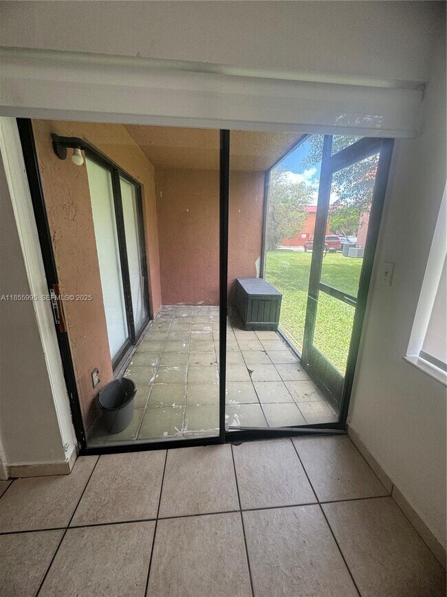 Building Photo - 2705 W 64th Pl