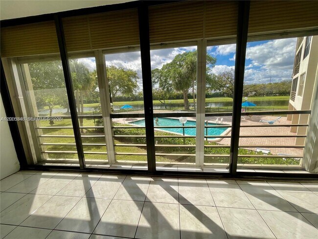 Building Photo - 2320 S Cypress Bend Dr