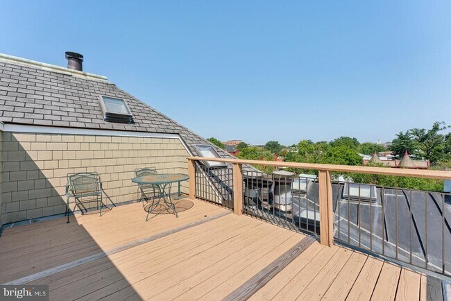 Building Photo - 902 D St SE