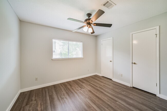 Building Photo - 1021 N Sunset Dr