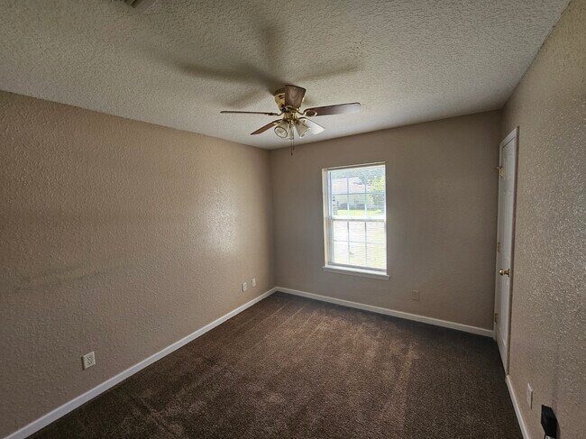 Building Photo - 107 Lively Oaks Dr