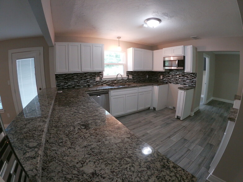 Kitchen - 2614 N Woodloch St