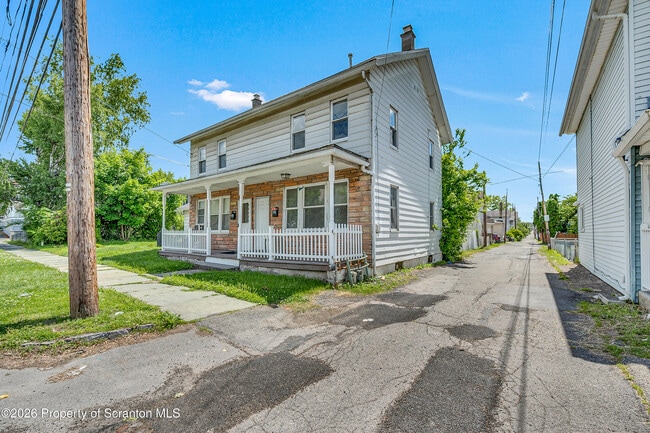 Building Photo - 538 River St