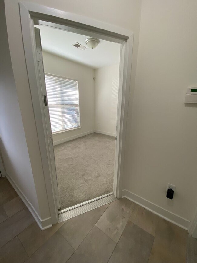 Building Photo - Room in 3 Bedroom Townhome at Seigle Point Dr