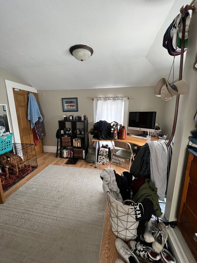 Building Photo - 3 Bedroom with Laundry and Off Street Park...