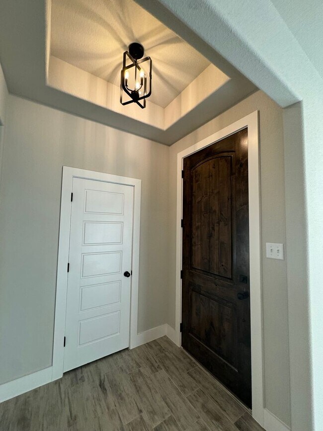 Building Photo - 3/2/2 - FIREPLACE - MUDROOM - GODLEY ISD