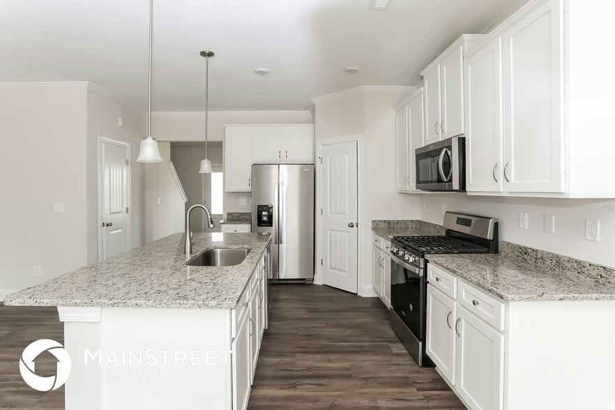 Building Photo - 3900 Allenby Pl