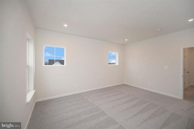 Building Photo - Great Townhome in Embrey Mill