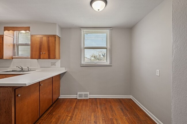 Building Photo - 609 Oak St