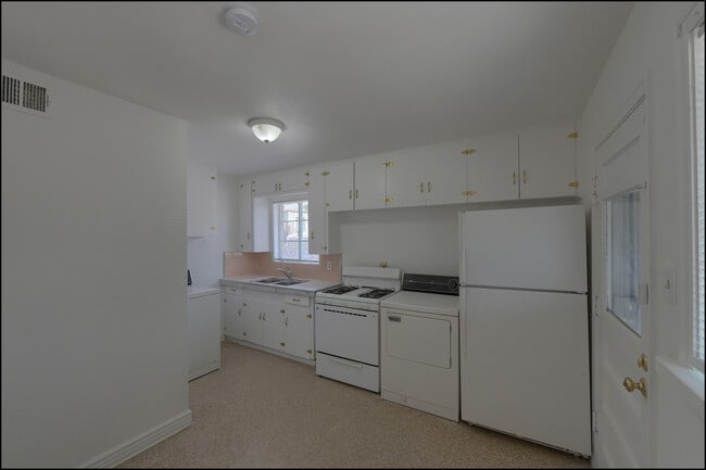 Building Photo - 810 Heisig Ave