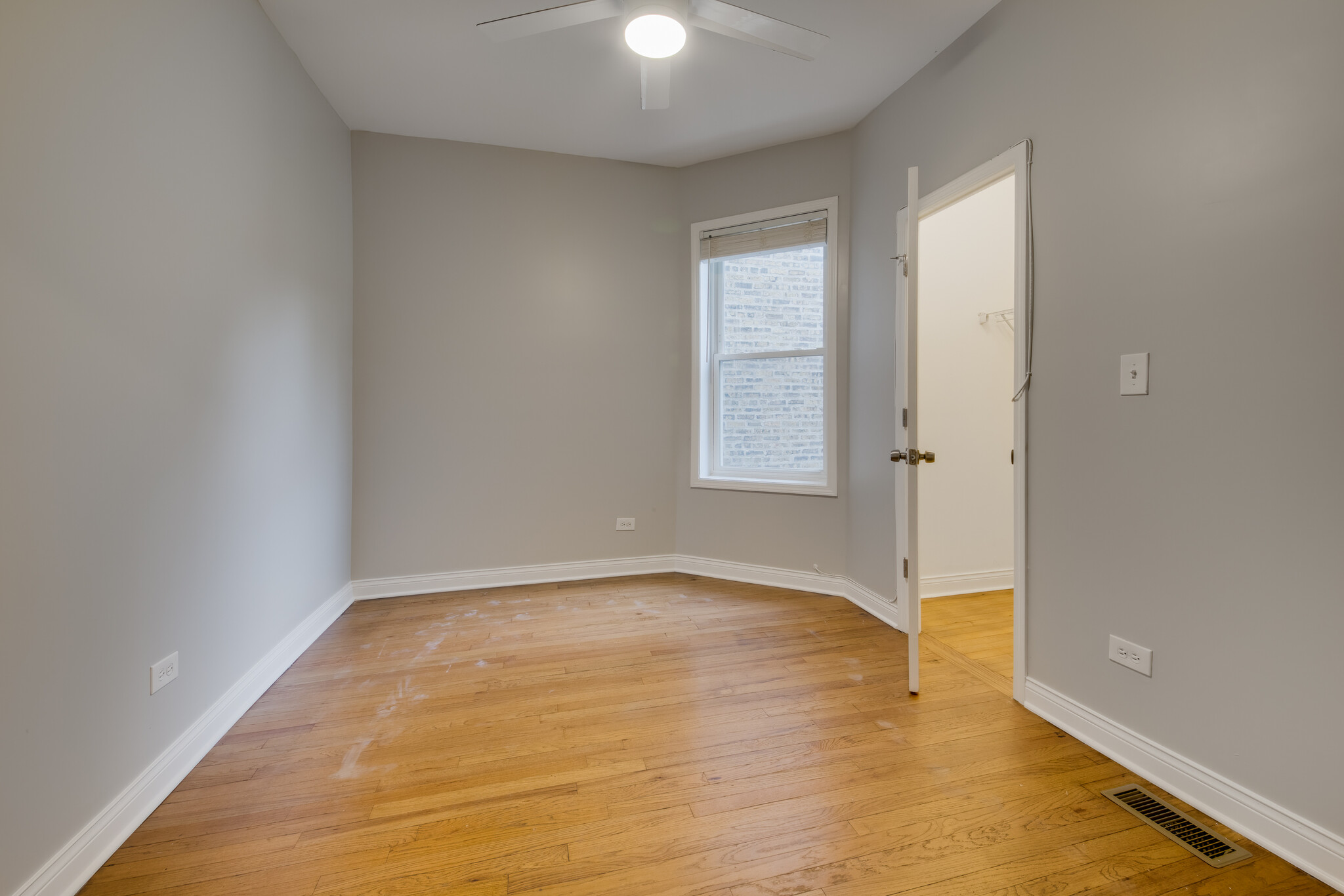 Building Photo - 5039 W Cullom Ave