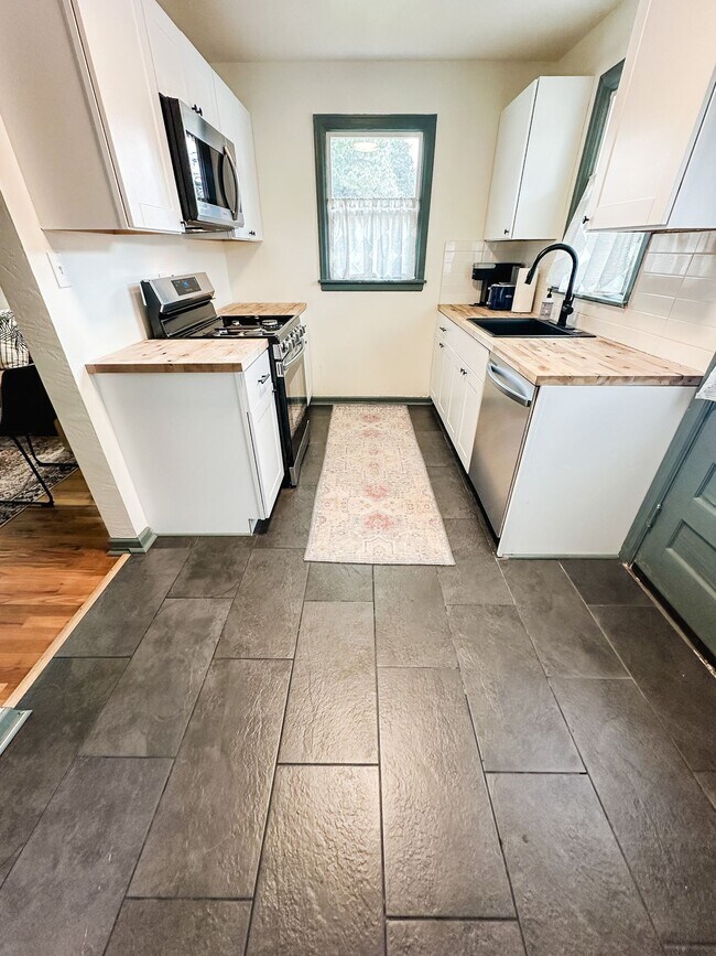 Building Photo - Newly remodeled three bedroom apartment