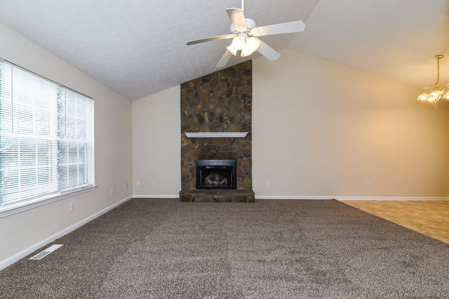 Building Photo - 9670 Crestview Terrace